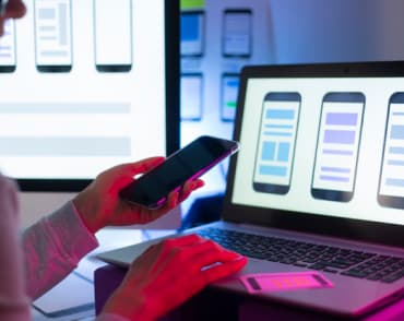 programista wybierający interfejs aplikacji mobilnej