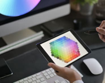 programista wybierający kolor z palety barw